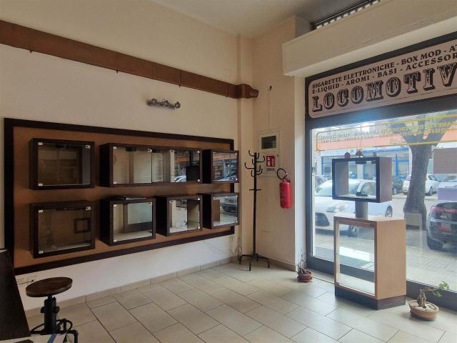 Locale Commerciale in vendita a Puglia, Lecce