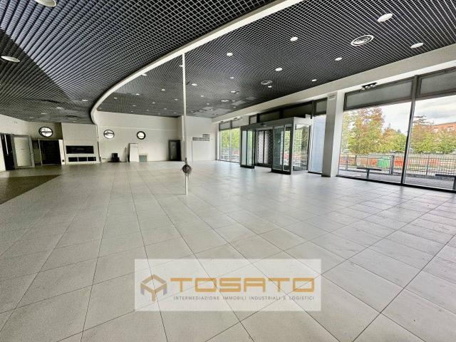 Locale Commerciale in affitto a Legnago, Veneto