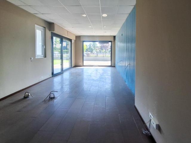 Locale Commerciale in affitto a Leno, Lombardia