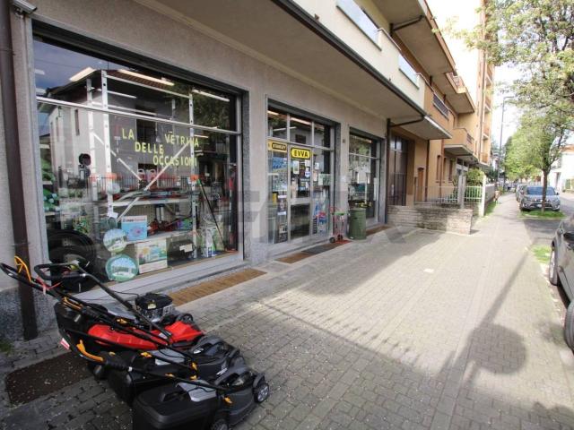 Locale Commerciale in affitto a Ceresolo, Limbiate