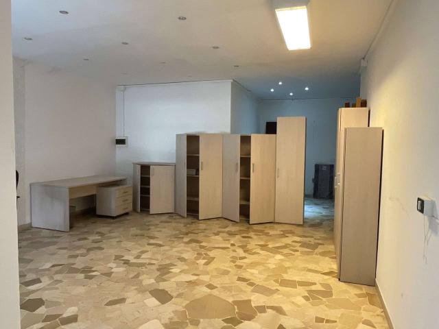 Locale Commerciale in affitto a Limbiate, Lombardia