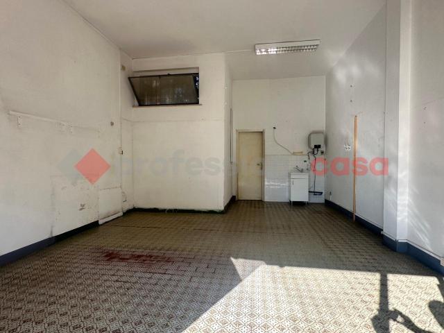 Locale Commerciale in affitto a Ardenza, Livorno