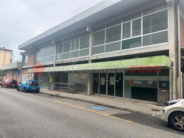 Locale Commerciale in affitto a Livorno