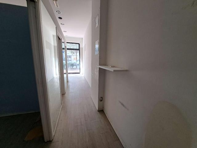 Locale Commerciale in affitto a Fabbricotti, Livorno