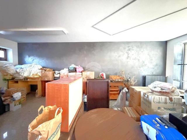 Locale Commerciale in affitto a Lonato, Lombardia