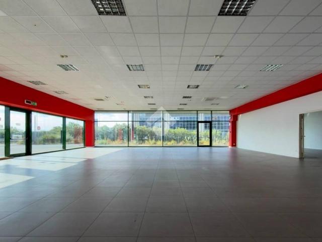 Locale Commerciale in affitto a Lonato, Lombardia