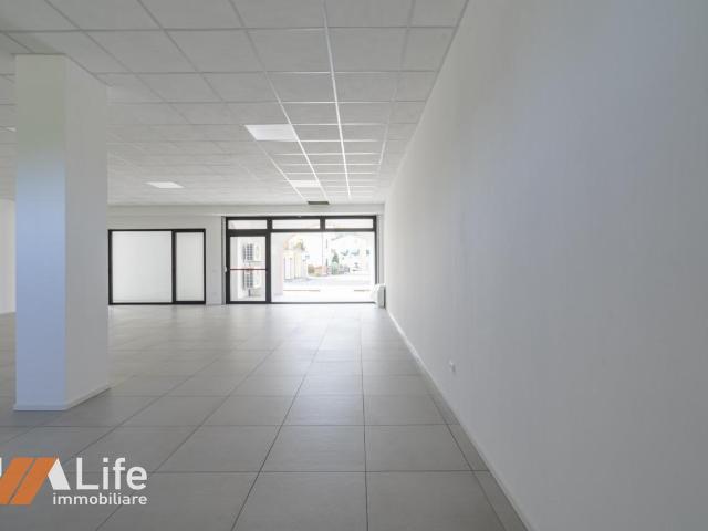 Locale Commerciale in affitto a Longare, Veneto