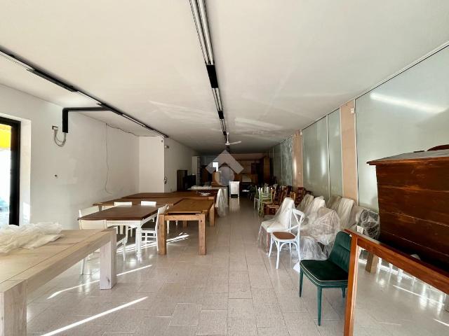 Locale Commerciale in affitto a Loreggia, Veneto