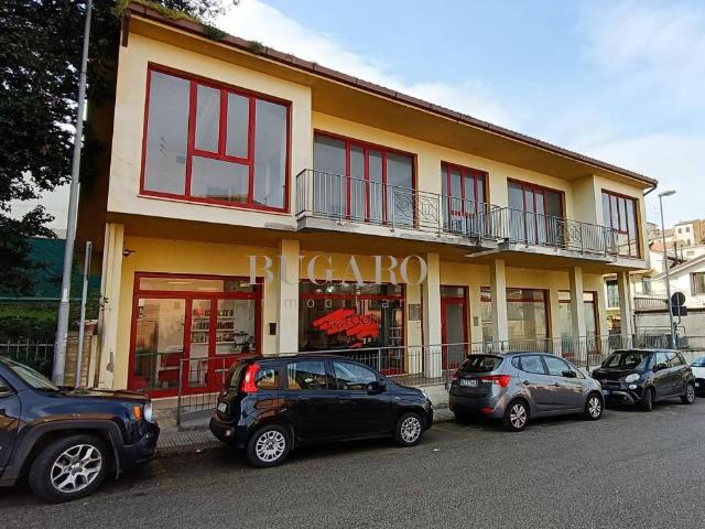 Locale Commerciale in affitto a Marche, Ancona