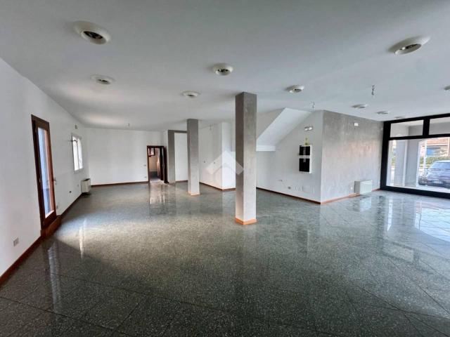 Locale Commerciale in affitto a Fonte, Loria
