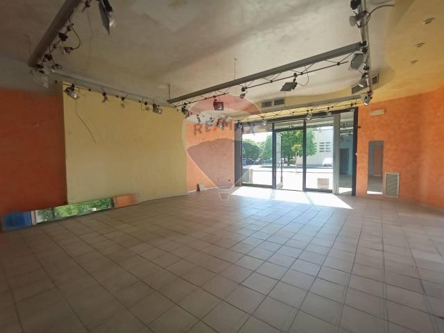 Locale Commerciale in affitto a Santissima Annunziata, Bagni Di Lucca Ponte