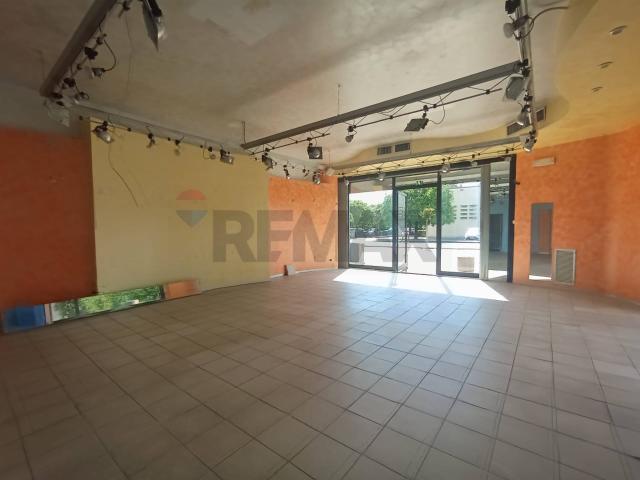 Locale Commerciale in affitto a Santissima Annunziata, Bagni Di Lucca Ponte