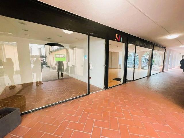 Locale Commerciale in affitto a Comunità Montana Valli del Verbano, Luino