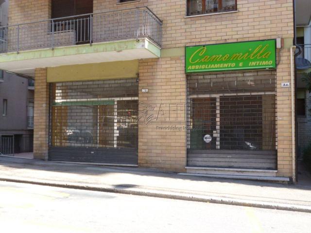 Locale Commerciale in affitto a Centro storico, Marche
