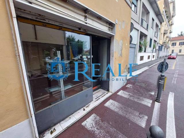 Locale Commerciale in affitto a Magenta, Lombardia