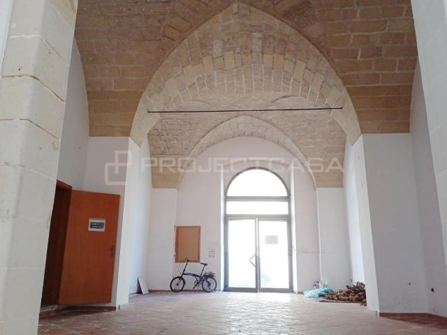 Locale Commerciale in affitto a Puglia, Lecce