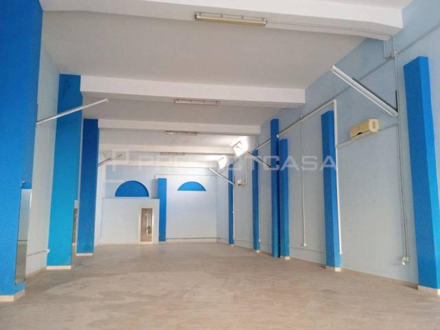 Locale Commerciale in affitto a Puglia, Lecce