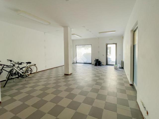 Locale Commerciale in affitto a Manerbio, Lombardia