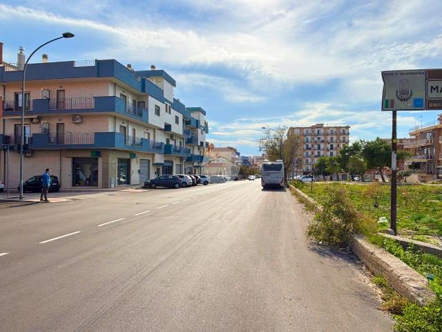 Locale Commerciale in vendita a Quartiere ANAS, Puglia