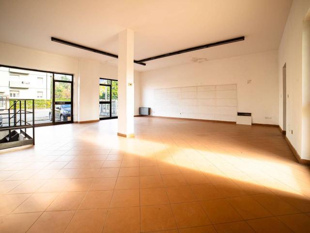 Locale Commerciale in affitto a Angeli, San Giorgio Di Mantova