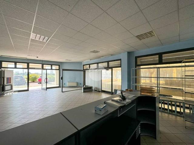 Locale Commerciale in affitto a Marmirolo, Lombardia