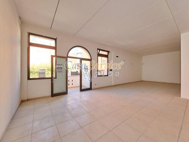 Locale Commerciale in affitto a Puglia, Lecce