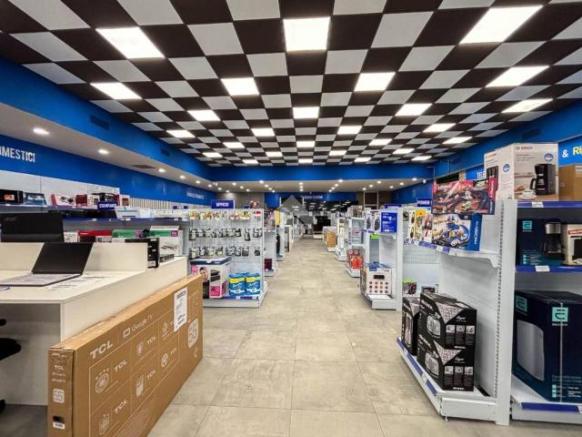 Locale Commerciale in affitto a Medolago, Lombardia