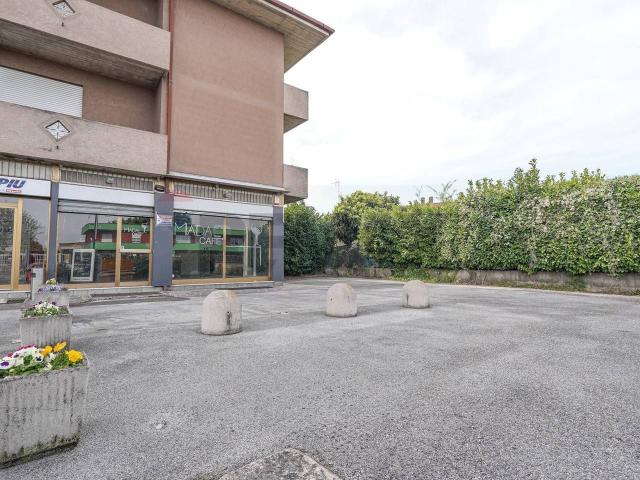 Locale Commerciale in affitto a Medolago, Lombardia