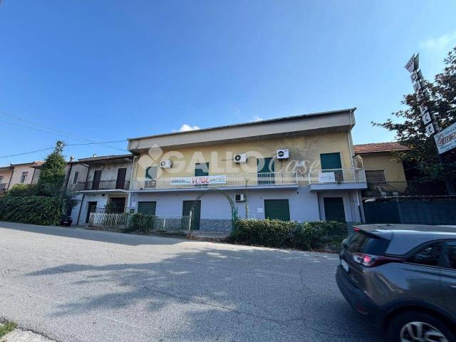 Locale Commerciale in affitto a Calabria, Cosenza