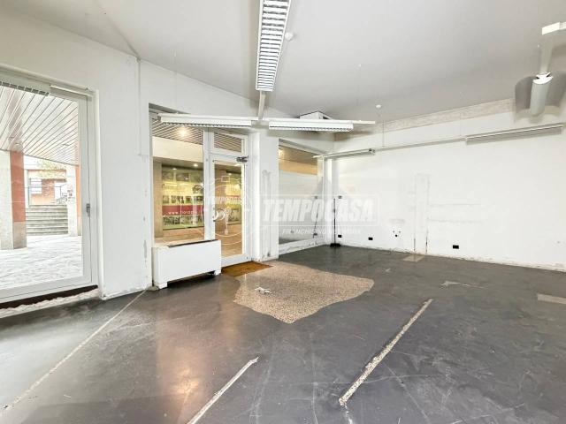 Locale Commerciale in affitto a Novate Brianza, Merate