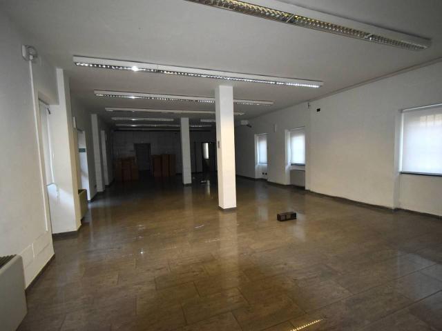 Locale Commerciale in affitto a Mezzago, Lombardia