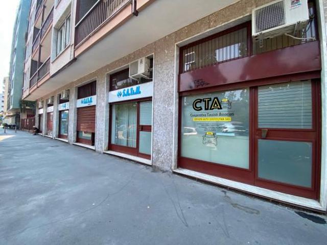 Locale Commerciale in affitto a Municipio 8 di Milano, Milano