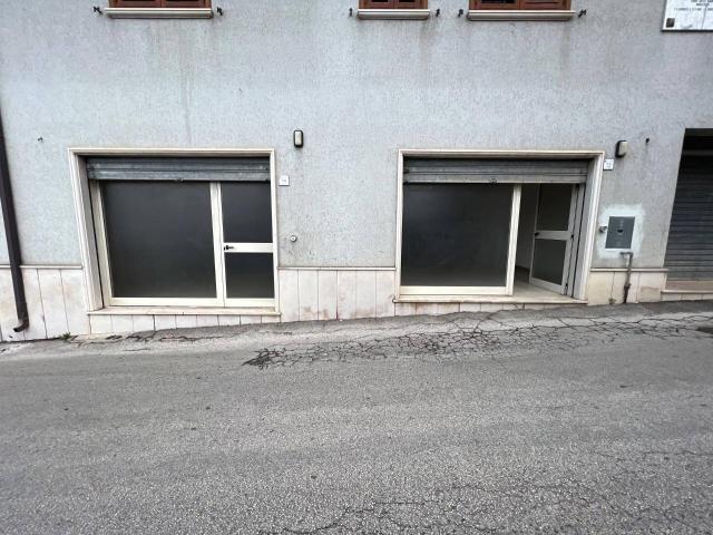 Locale Commerciale in affitto a Mirabella Eclano, Campania