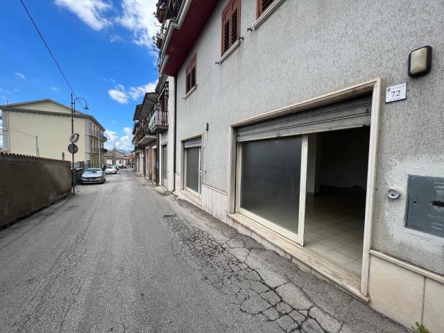 Locale Commerciale in affitto a Mirabella Eclano, Campania
