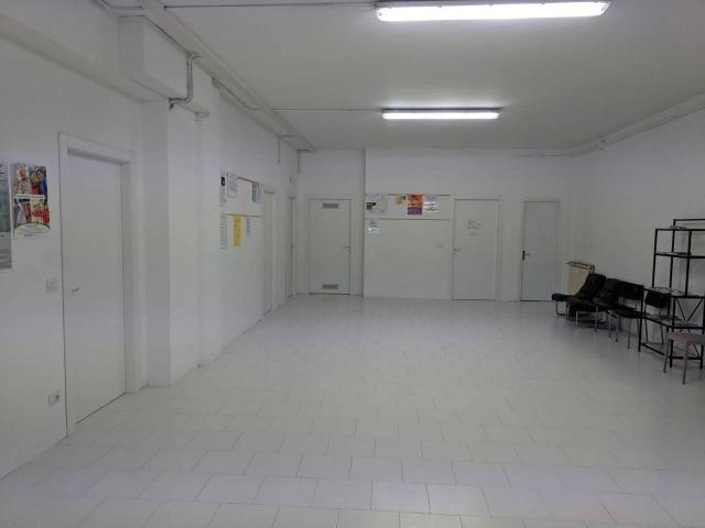 Locale Commerciale in affitto a Crocetta-San Lazzaro-Modena Est, Modena