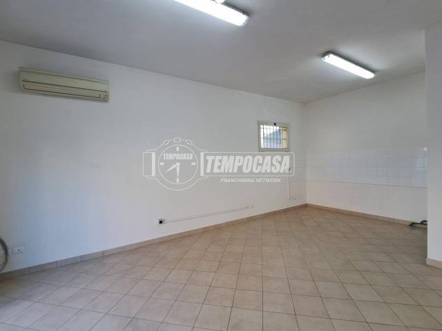 Locale Commerciale in affitto a Buon Pastore-Sant'Agnese-San Damaso, Modena