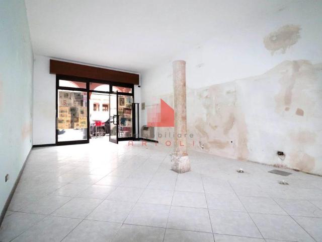 Locale Commerciale in affitto a Moglia, Lombardia