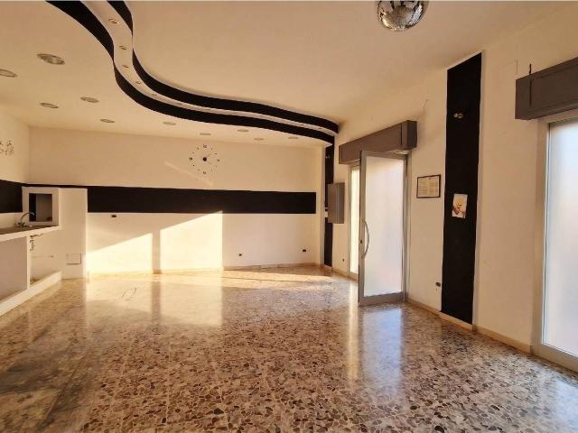 Locale Commerciale in affitto a Mondragone, Campania