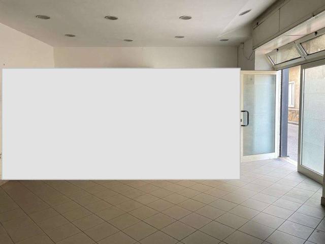 Locale Commerciale in affitto a Mondragone, Campania
