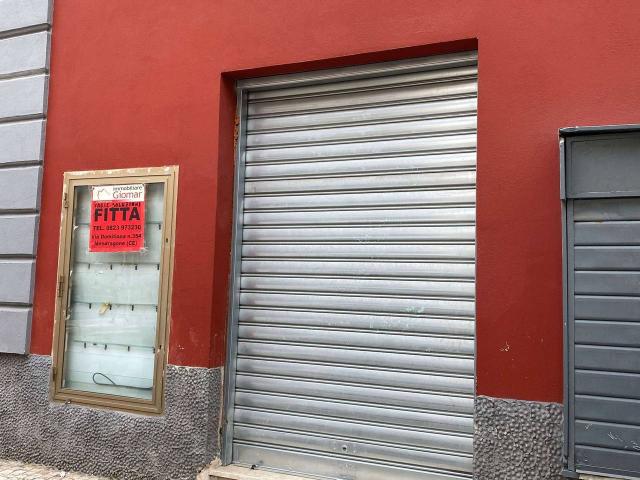 Locale Commerciale in affitto a Mondragone, Campania