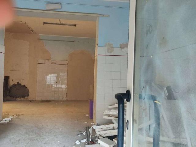 Locale Commerciale in affitto a Mondragone, Campania