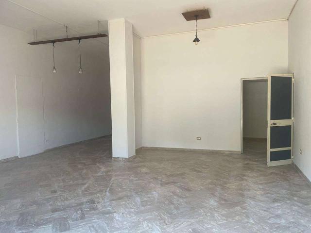 Locale Commerciale in affitto a Mondragone, Campania