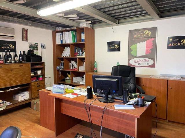 Locale Commerciale in affitto a Mondragone, Campania