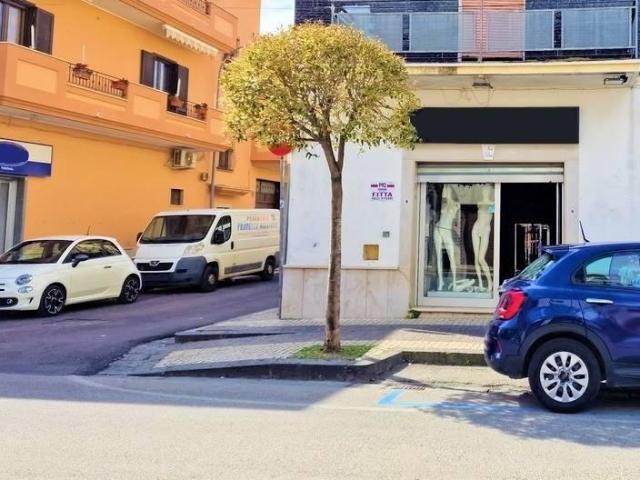 Locale Commerciale in affitto a Mondragone, Campania