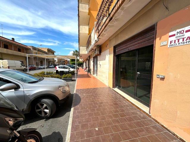 Locale Commerciale in affitto a Mondragone, Campania