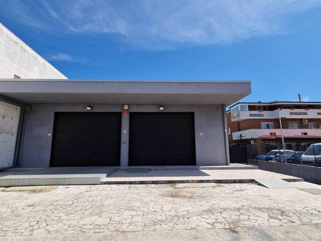 Locale Commerciale in affitto a Mondragone, Campania
