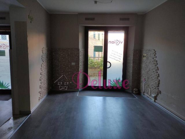 Locale Commerciale in affitto a Marche, Macerata
