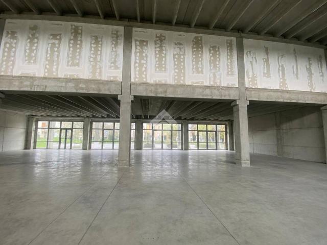 Locale Commerciale in affitto a Val d’Enza, Re
