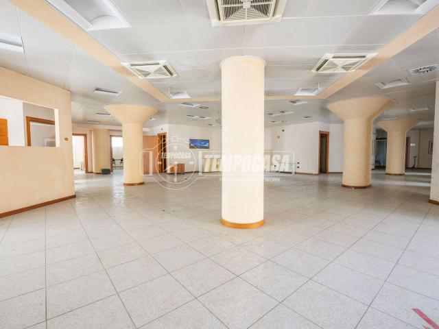 Locale Commerciale in affitto a Marche, Macerata