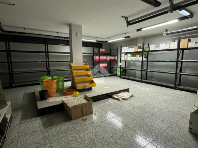 Locale Commerciale in affitto a Montello, Lombardia